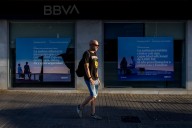 El BBVA plantea una reestructuración de los altos cargos del Sabadell si triunfa la opa