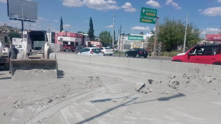 Con maquinaria retiran cemento regado en Periférico de la Juventud