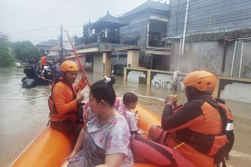 Inundaciones en Indonesia dejan al menos 15 muertos y 6 desaparecidos