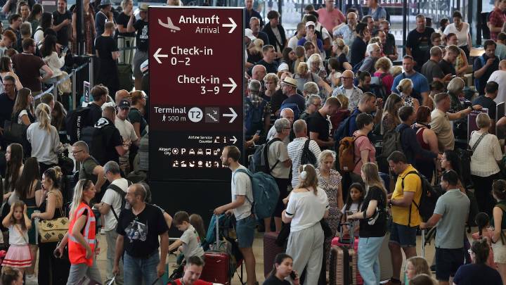 Largas filas y horas de retraso: Aeropuertos europeos se recuperan tras un ciberataque