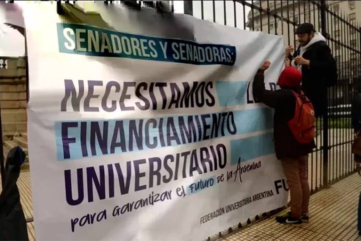 Trabajadores universitarios analizan plan de lucha por mejoras salariales