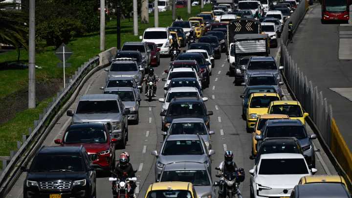 Aviso a conductores en Colombia con dura multa por práctica común en semáforos: incluso si está detenido el vehículo