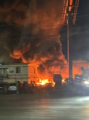Arde 'yonke' frente al Materno Infantil