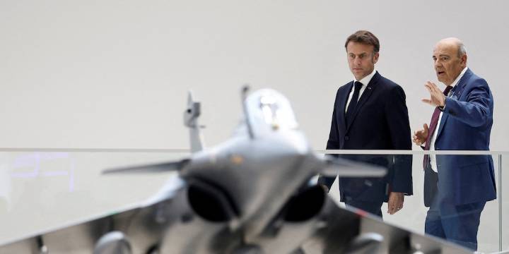 Francia le enviará aviones a Polonia para reforzar su defensa y el Reino Unido anunció nuevas sanciones contra Rusia