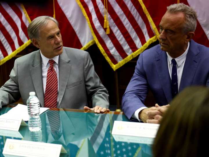 El dato oculto que reveló Greg Abbott sobre las masivas detenciones de inmigrantes en Texas