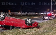 Fuerte choque en Juan Güereca acaba en volcadura