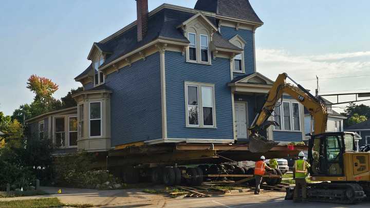 140-year-old Moen House moving across Main Street in Stevens Point