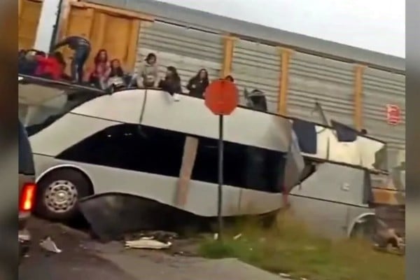Procesan a chofer de autobús impactado por tren en Edomex