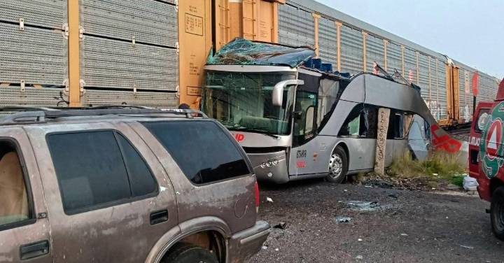 Video | Choque entre tren y un bus en México deja, por lo menos, 8 muertos y 45 heridos