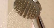Revela la ciencia lo bueno y malo de bañarse con agua fría