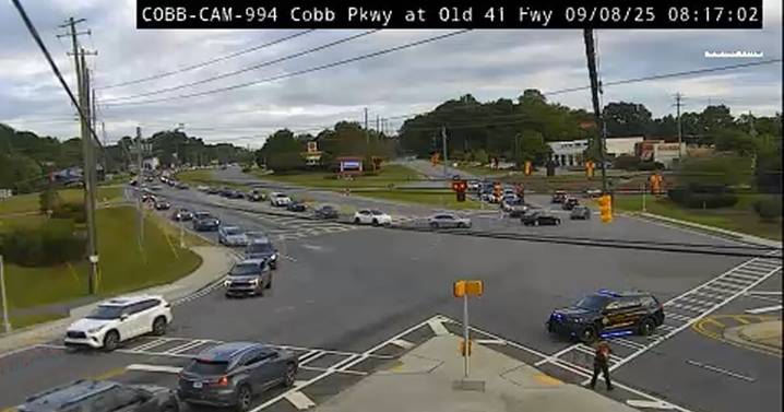 TRAFFIC ALERT | Pedestrian hit, crash closes Cobb Parkway in Kennesaw