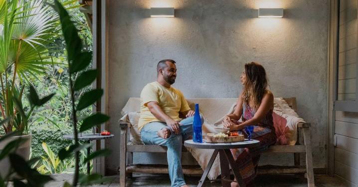Cotillear en pareja podría fortalecer la relación