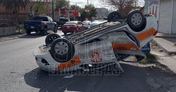 Taxista y dos pasajeros resultan heridos en choque con volcadura en Nuevo Laredo