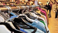 Alerta en la industria indumentaria: explotaron las compras "puerta a puerta" y se hunde la producción local