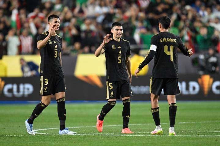 Johan Vásquez resalta las cualidades de Santiago Giménez con la selección mexicana