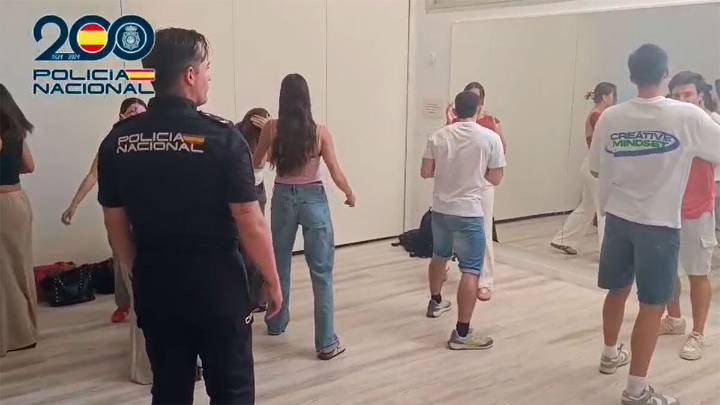 La Policía Nacional enseña técnicas de autoprotección a los futuros sanitarios en Zaragoza