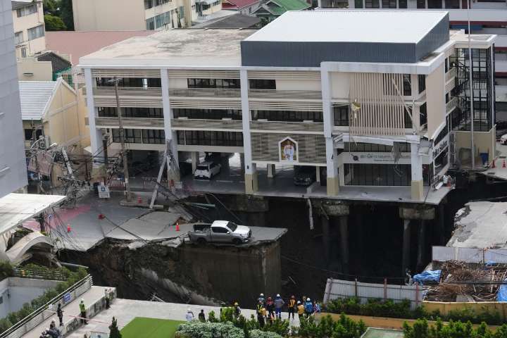 Socavón gigante frente a hospital en Bangkok obliga a evacuar pacientes y suspender servicios