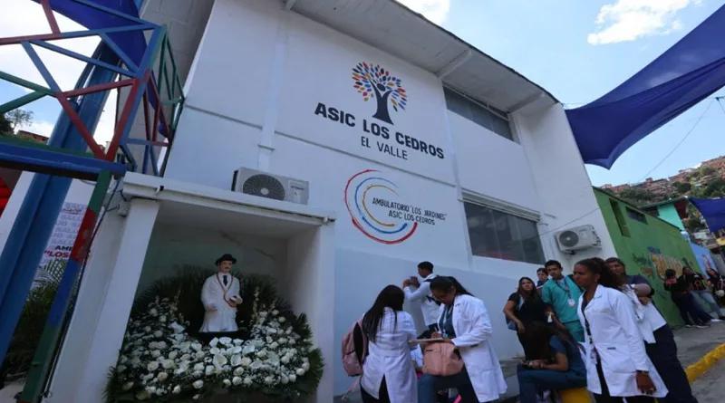 Maduro desde El Valle comparte con la Comuna y entrega ambulatorio La comuna La Patria de Bolívar II