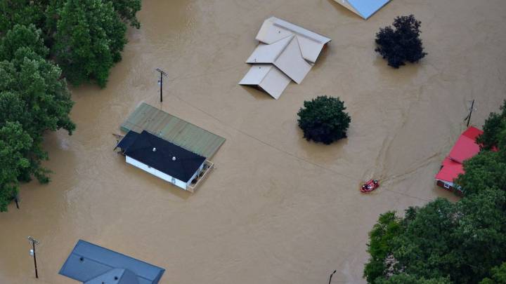Los escombros de las inundaciones de primavera en Kentucky siguen poniendo en riesgo a las comunidades