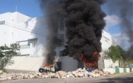 Ayotzinapa | Incendian camionetas afuera del Palacio de Justicia de Iguala