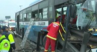 Ate: valla metálica atraviesa bus de transporte público y dos pasajeros fallecen 