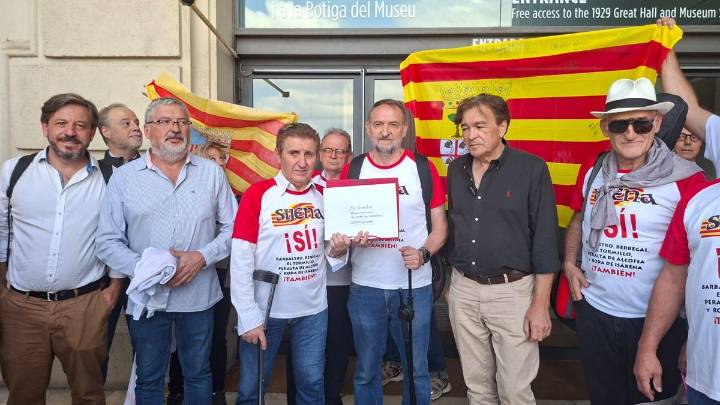 "¿El MNAC es un museo o una cárcel?": Un centenar de personas clama en Barcelona por el retorno de los bienes de Sijena