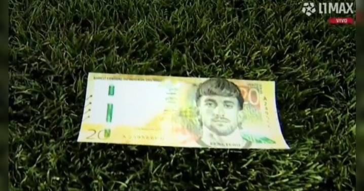 Hinchas de Cienciano lanzan billetes con el rostro de Gentile y Estrada por irse a Alianza Lima