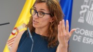 La "ambiciosa" guerra al tabaco de Mónica García se queda en nada