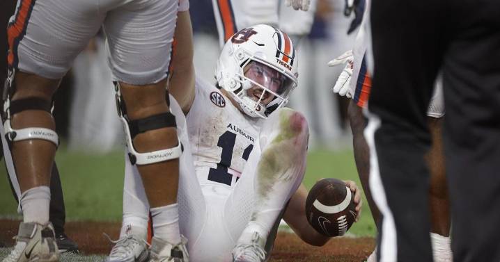 Oklahoma sacks ex-Sooners quarterback Jackson Arnold a record 10 times in 24