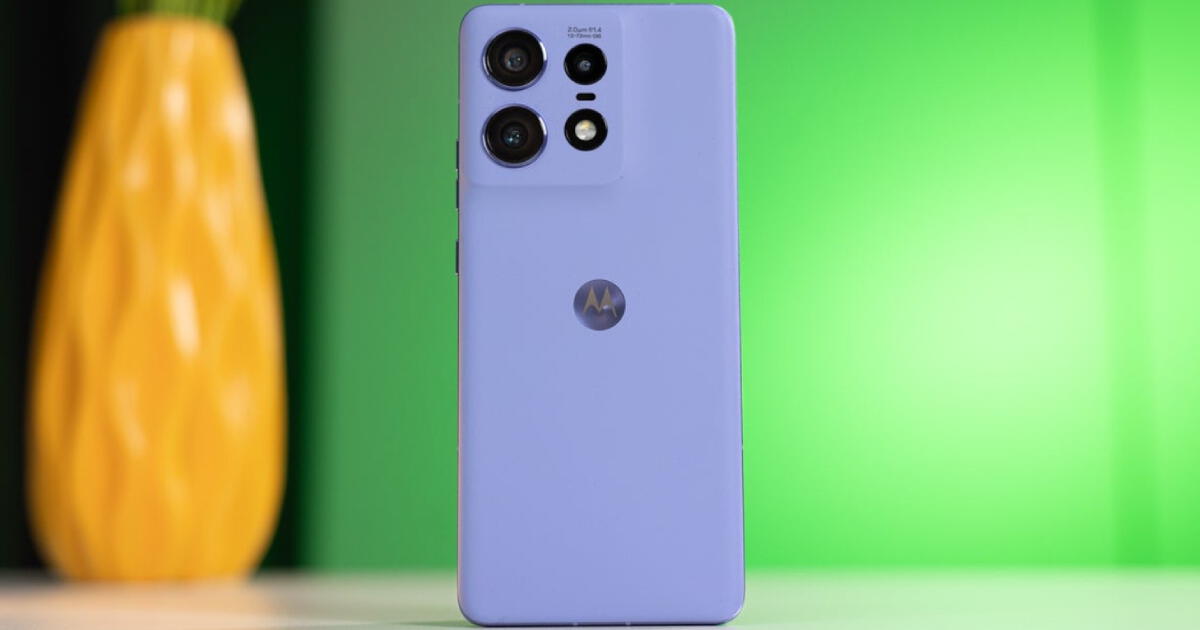 Este Motorola opaca al Samsung S24 Fe: carga en 15 minutos, tiene 3 cámaras potentes y pantalla envolvente