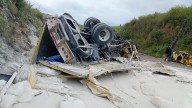 Torton arrastra auto en las Cumbres de Maltrata; 4 muertos