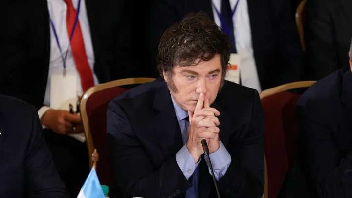 La imagen de Milei cae a su nivel más bajo y crece el descontento social Así lo señaló una encuesta privada. Las expectativas sufrieron un desplome de casi 20 puntos en apenas dos meses. El 56% de los