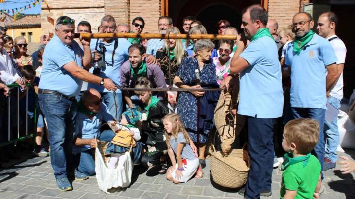 Mayordomos y pesaje de niños: la curiosa tradición de un pueblo de cuento