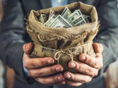 Encuentra una bolsa llena de billetes en su finca y la Policía queda asombrada