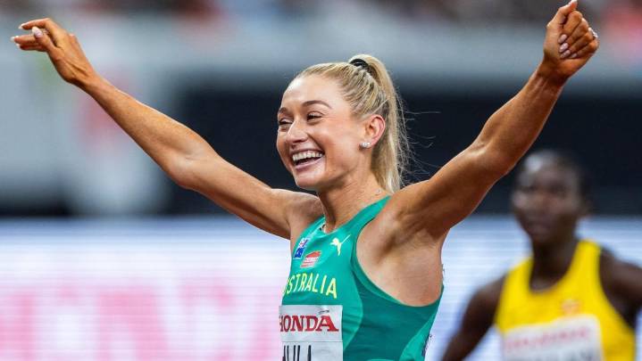 Jess Hull smashes records to become first Australian woman to qualify for 800m world championship final