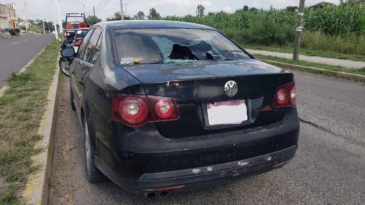 Dos heridos en fuerte choque de moto y auto en Universidad
