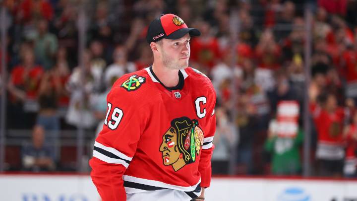 Regresa una leyenda: Jonathan Toews al hielo