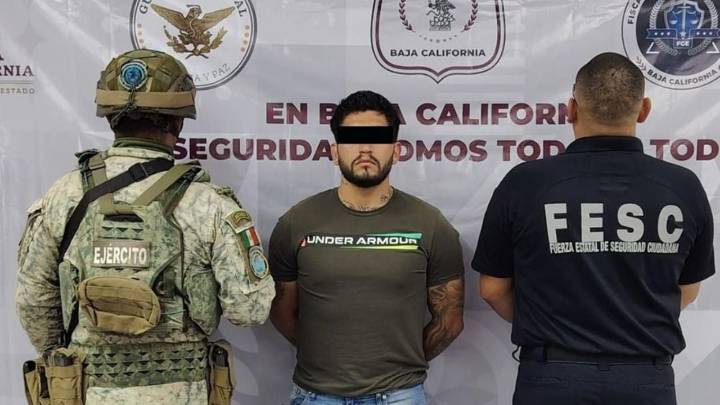 Arrestan a guardia de seguridad por traer una pistola irregular