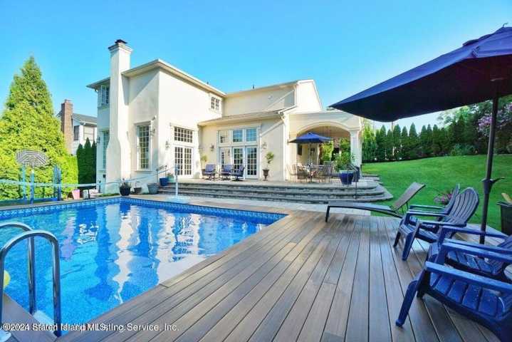 Staten Island Home of the Week: This renovated Colonial has everything from a chef’s kitchen to a backyard sanctuary, $2.25M