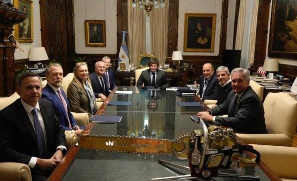 Milei y Caputo se reunieron con el titular del BID en plena escalada del dólar tras la derrota en PBA