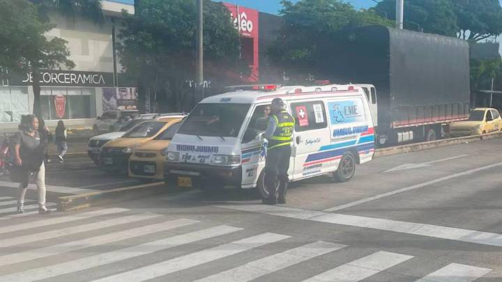 ¿“Hecha la ley...”? Sorprenden a una ambulancia transportando pasajeros en pleno Día sin Carro en Cali