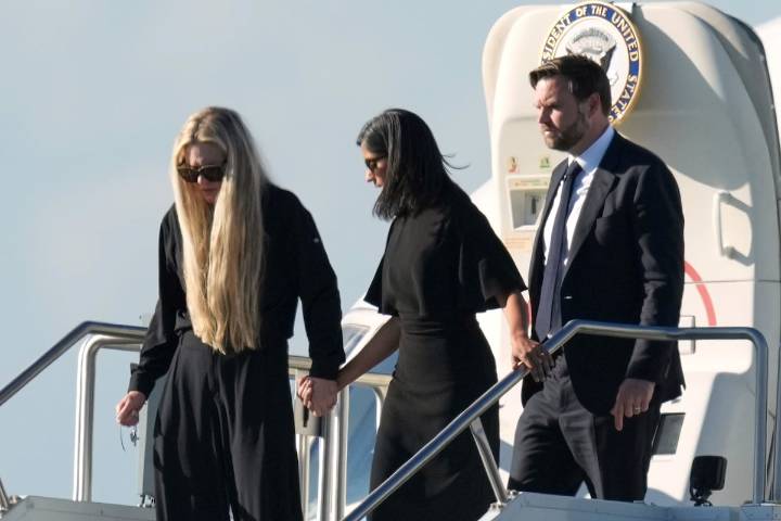 J. D. Vance presenta el pódcast de su “amigo” Charlie Kirk, en el que alerta del “movimiento increíblemente destructivo de la extrema izquierda”