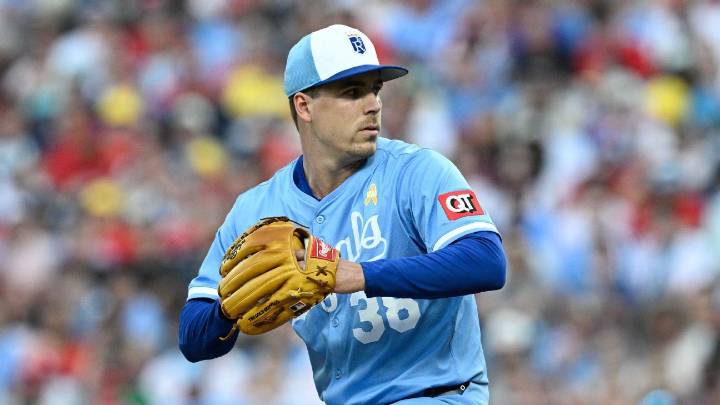 Royals' Bergert lands on IL with right forearm tightness