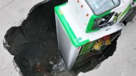 Socavón se "traga" camión de refrescos de Jarritos en Iztapalapa