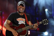 Country legend shares photo with new girlfriend, fans react: ‘Is that your daughter?’