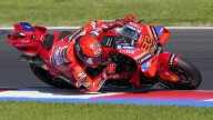 Marc Márquez se va al suelo y Bezzecchi recoge el testigo en la sprint en San Marino
