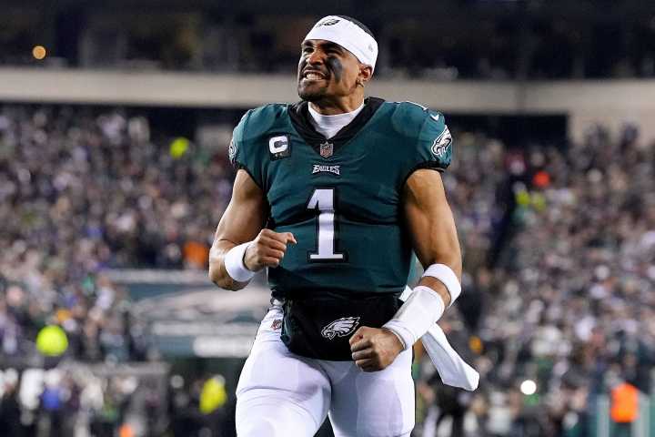 Hurts lidera remontada de Eagles ante Rams y mantienen el invicto en la NFL