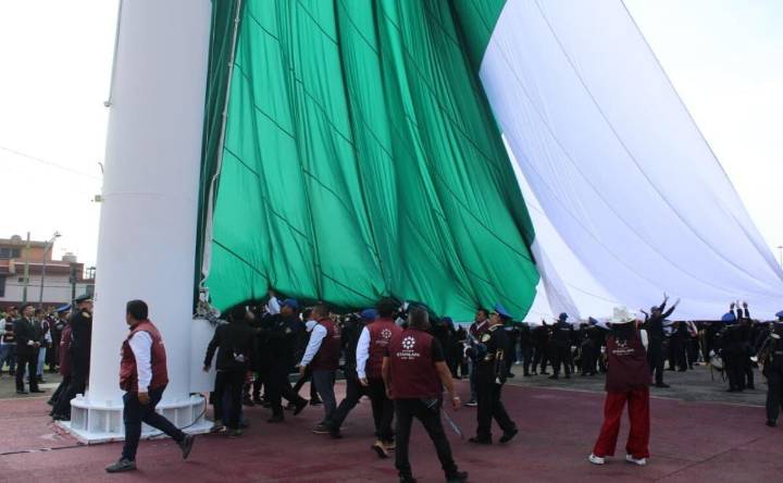 Izan bandera monumental en Iztapalapa; alcaldesa dedicó el acto a las familias afectadas por la tragedia en La Concordia