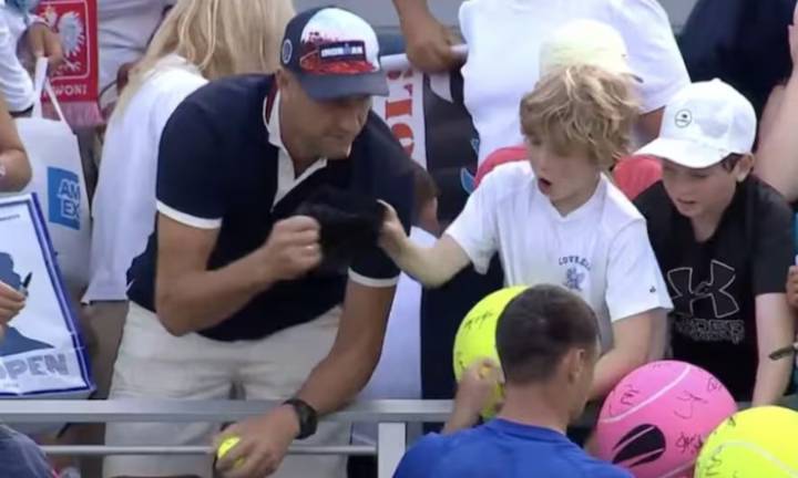“CEO millonario”: descubrieron al espectador que le robó a un niño el regalo de un tenista en el US Open y generó repudio