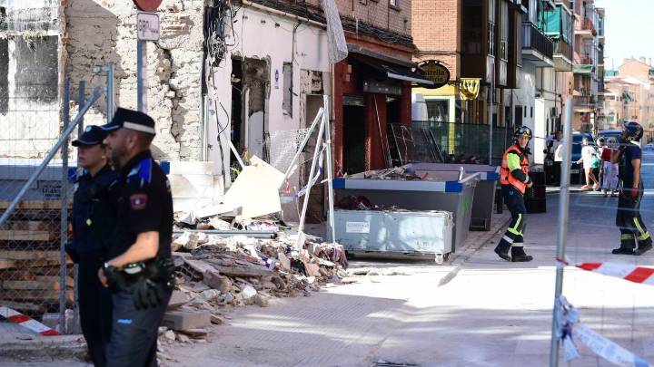 Hallan un segundo cadáver 48 horas después entre los escombros de la explosión del bar de Vallecas